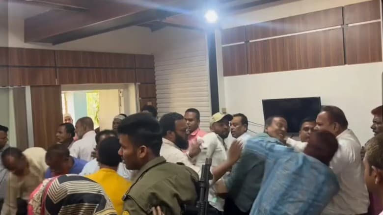 ইউএনওর কক্ষেই জামায়াত নেতাদের বেধড়ক পেটালেন বিএনপি নেতারা