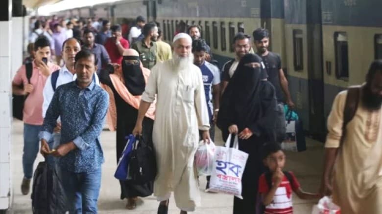 ঈদের ছুটি শেষে রাজধানীমুখো মানুষ