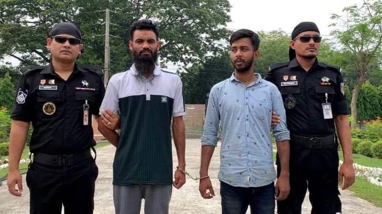 রাজশাহীতে মেয়েকে উত্তক্তের প্রতিবাদে বাবা খুনের আসামী র‌্যাবের অভিযানে গ্রেফতার।
