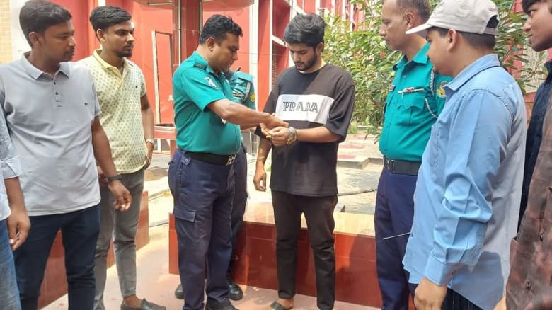 কলেজে ভাইভা দিতে এসে নিষিদ্ধ ছাত্রলীগ কর্মী আটক