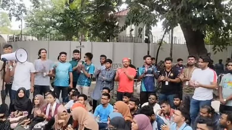 কাকরাইল মোড়ে জগন্নাথ বিশ্ববিদ্যালয়ের আন্দোলনকারীদের অবস্থান অব্যাহত