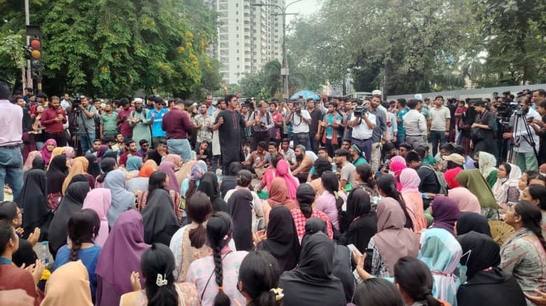 জবি শিক্ষার্থীরা ৩ দফা দাবি বাস্তবায়নে অনড়