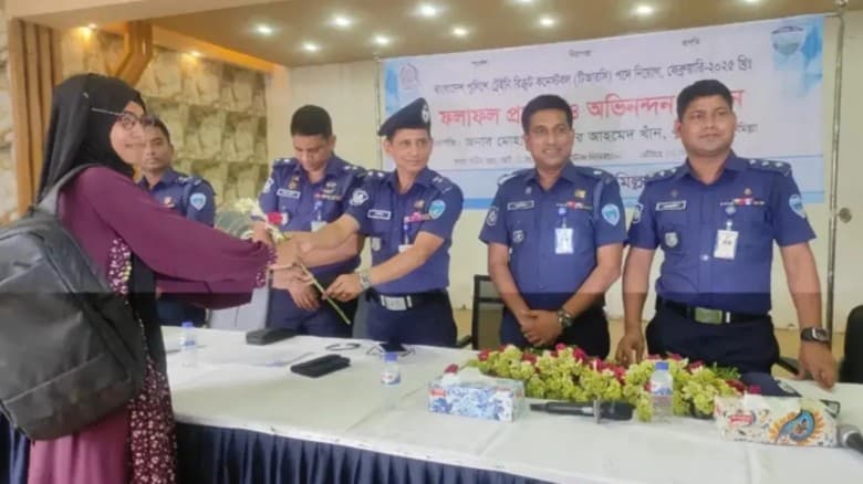 কুমিল্লায় ১২০ টাকায় পুলিশ কনস্টেবল পদে চাকরি পেলেন ৭৫ জন