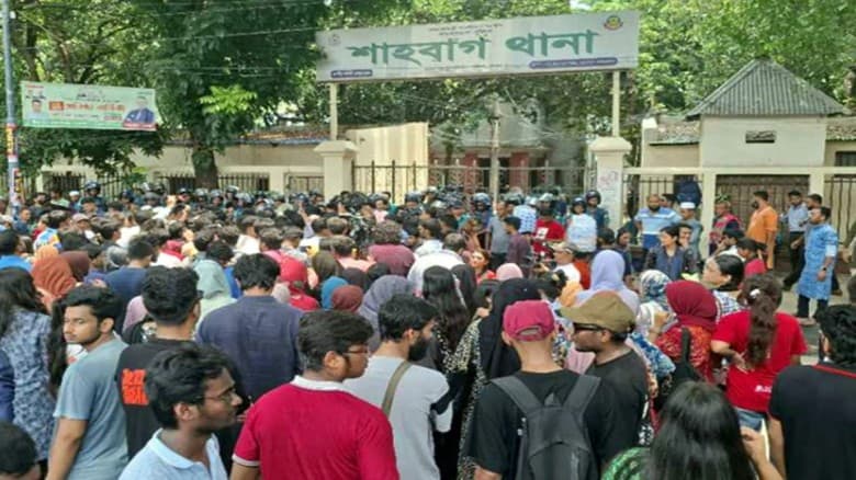 সাম্য হত্যা: বিভিন্ন দাবিতে শাহবাগ থানা ঘেরাও শিক্ষার্থীদের