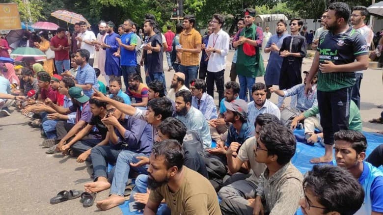 কাকরাইলে জড়ো হচ্ছেন জবি শিক্ষার্থীরা, চলছে অনশনের প্রস্তুতি