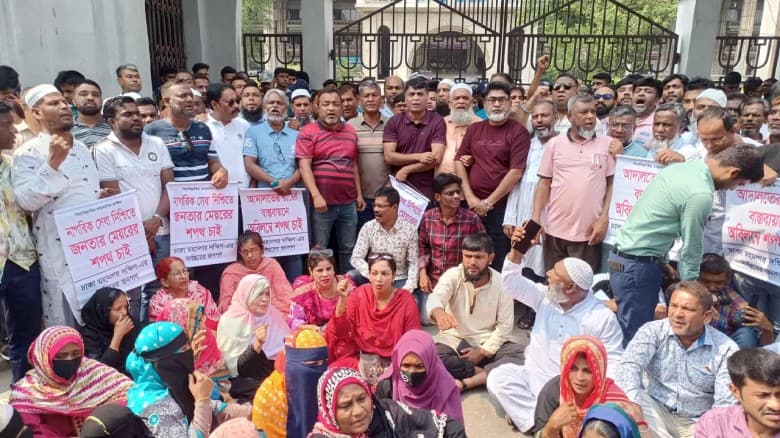 স্লোগান মিছিলে নগর ভবনের সামনে জড়ো হচ্ছেন ইশরাকপন্থীরা