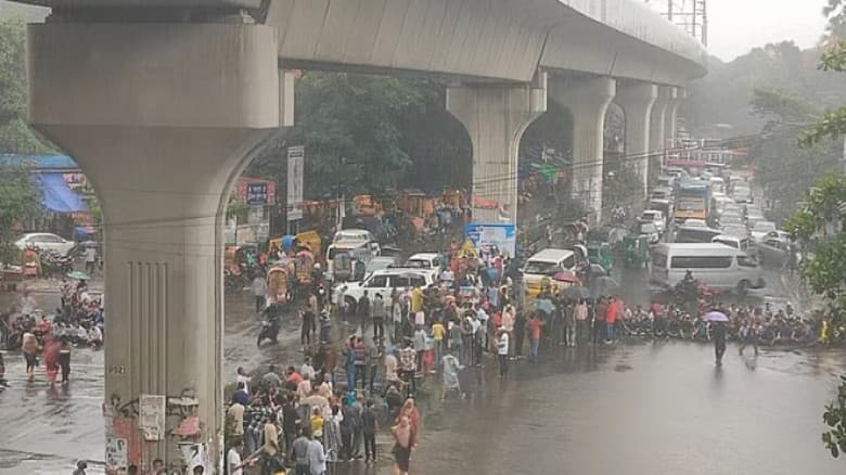 বৃষ্টি উপেক্ষা করে চলছে ছাত্রদলের অবস্থান কর্মসূচি
