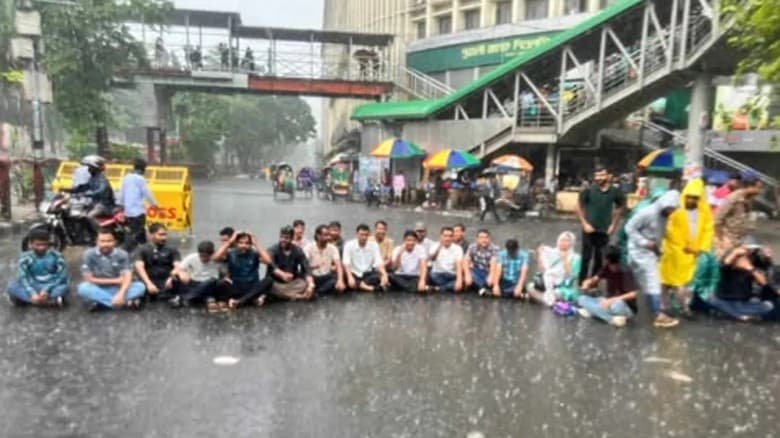 বৃষ্টির মধ্যেই শাহবাগে ছাত্রদলের অবরোধ