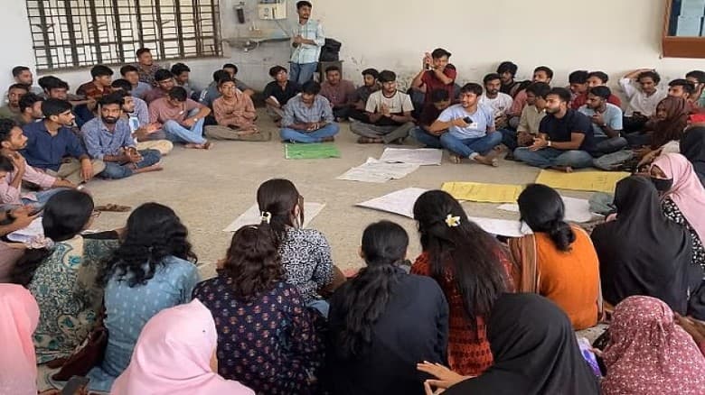 রাবিতে ফোকলোর বিভাগের নাম পরিবর্তন দাবিতে অনশনে শিক্ষার্থীরা
