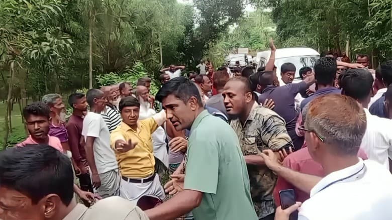 শেরপুরে উপদেষ্টা রিজওয়ানার গাড়িবহরে হামলা