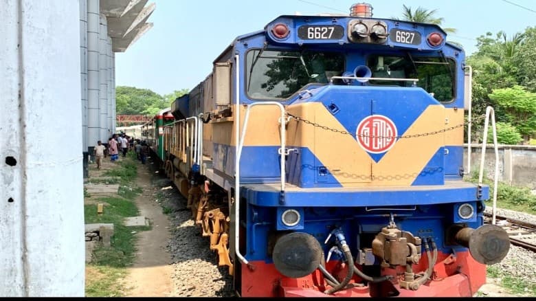 চলন্ত ট্রেনে পাথর নিক্ষেপ রাবি শিক্ষার্থী আহত