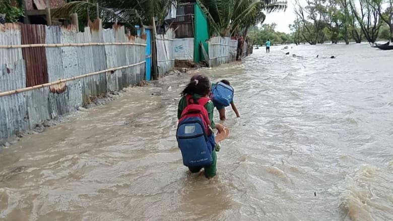 কক্সবাজারে তলিয়ে গেছে শত শত ঘরবাড়ি, মৃত্যু-১