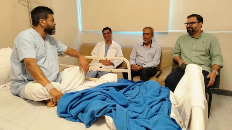 বিএনপি নেতা মজনুকে দেখতে হাসপাতালে আমিনুল হক