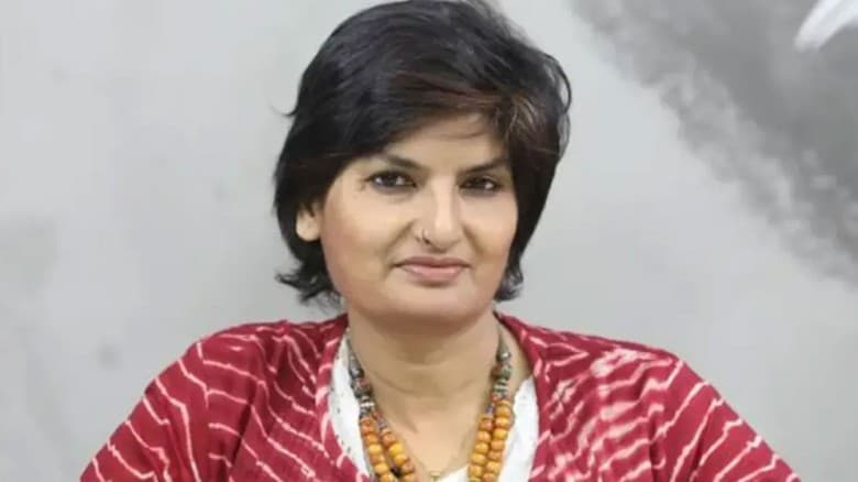মা-স্বামী-ভাইসহ সাংবাদিক মুন্নি সাহার দেশত্যাগে নিষেধাজ্ঞা