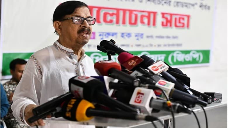 প্রধান উপদেষ্টা জবাব দেন না, মিষ্টি হাসি দিয়ে বিদায় করে দেন: মান্না