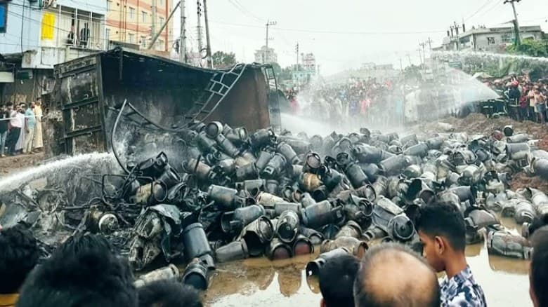 ব্রাহ্মণবাড়িয়ায় গ্যাস সিলিন্ডার বোঝাই ট্রাক উল্টে বিস্ফোরণ