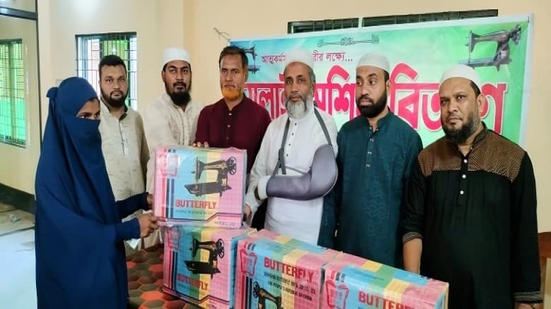 চাঁপাইনবাবগঞ্জে জামায়াত নেতার সেলাই মেশিন বিতরণ