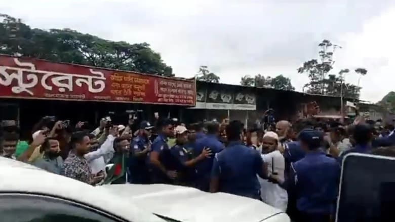 সিলেটে দুই উপদেষ্টার গাড়িবহর আটকে বিক্ষোভ