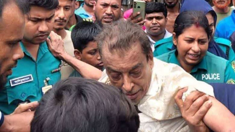 খুলনায় আ.লীগ নেতাকে গণধোলাই দিয়ে পুলিশে সোপর্দ