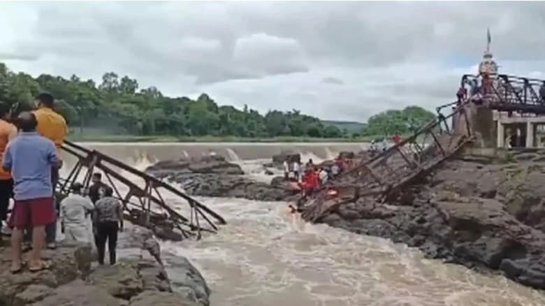 ভারতে সেতু ভেঙে ভেসে গেছে বহু মানুষ, ২ মরদেহ উদ্ধার