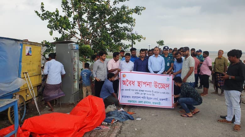 রাজশাহীতে পদ্মা পাড়ে অবৈধ স্থাপনা গুড়িয়ে দিল প্রসাশন