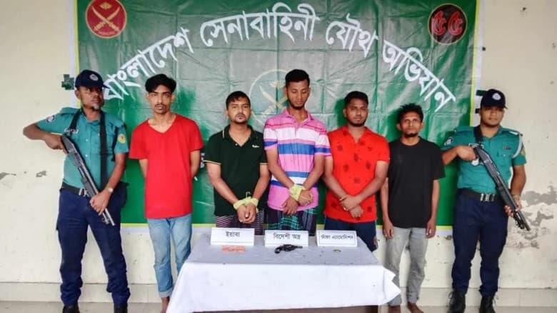 খুলনায় অস্ত্র ও মাদকসহ গ্রেপ্তার ছাত্রদলের দুই নেতাকে বহিষ্কার