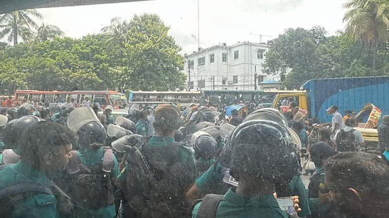 প্রেসক্লাবের সামনে আন্দোলনকারীদের উপর সাউন্ড গ্রেনেড-জলকামান নিক্ষেপ