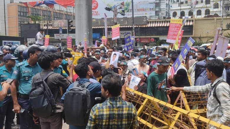 যমুনায় যেতে চায় ফেরত প্রবাসীরা, আটকে দিলো পুলিশ