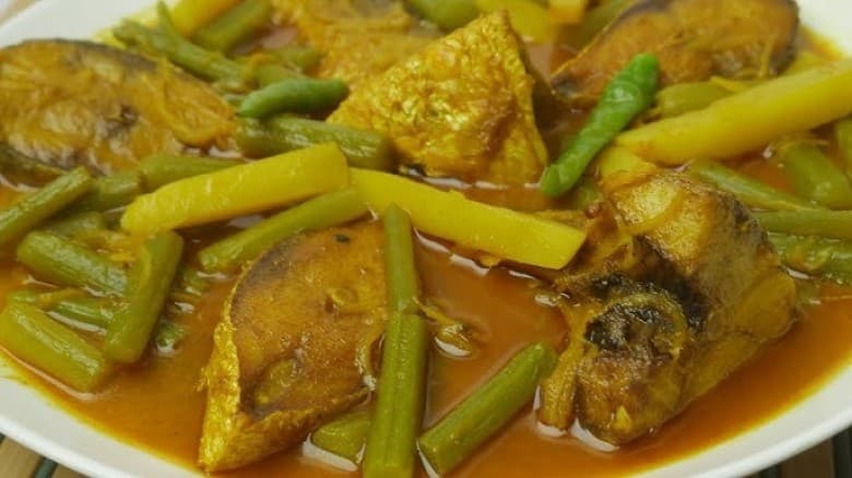 শাপলার ডাঁটায় ইলিশের ঝোল
