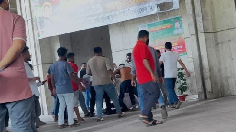 নগর ভবনে ইশরাক সমর্থকদের দুই গ্রুপের ধাওয়া-পাল্টা ধাওয়া
