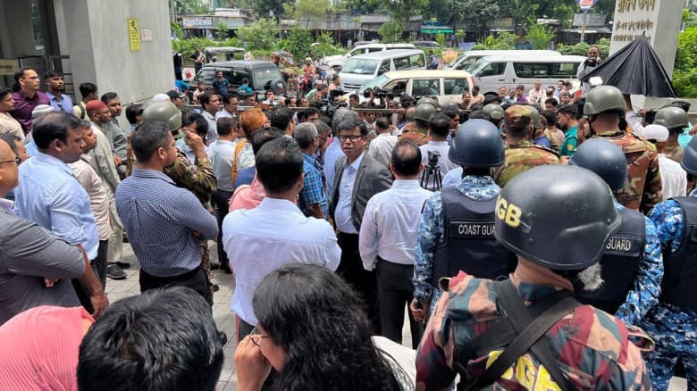 রাজস্ব ভবন অবরুদ্ধ করে আন্দোলন