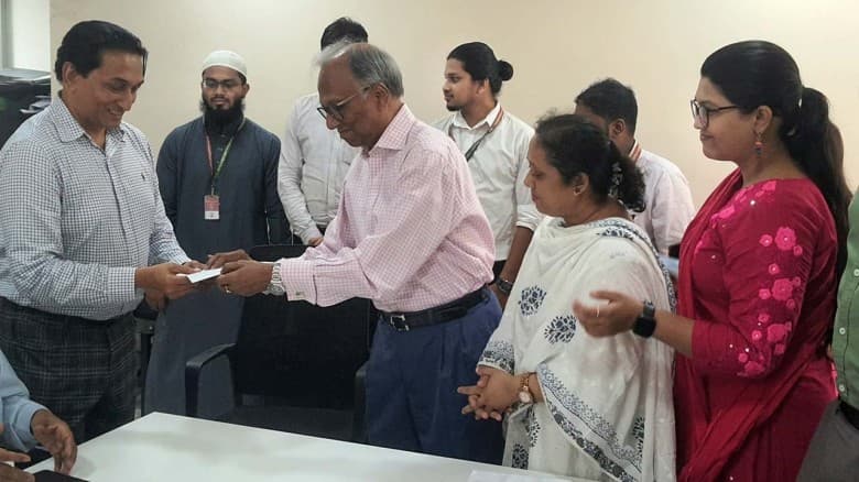 একুশে পদকের সম্মানী জুলাই ফাউন্ডেশনে দিলেন মাহমুদুর রহমান
