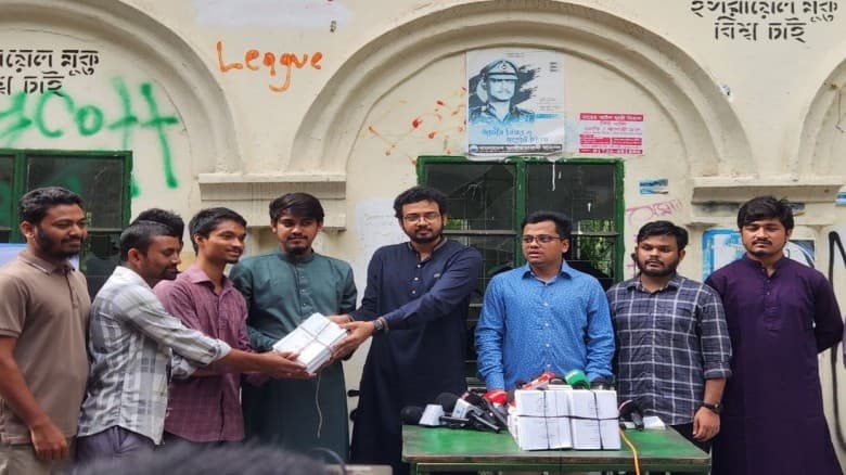 ঢাবিতে ছাত্রশিবিরের উদ্যোগে ডাকসুর গঠনতন্ত্র বিতরণ