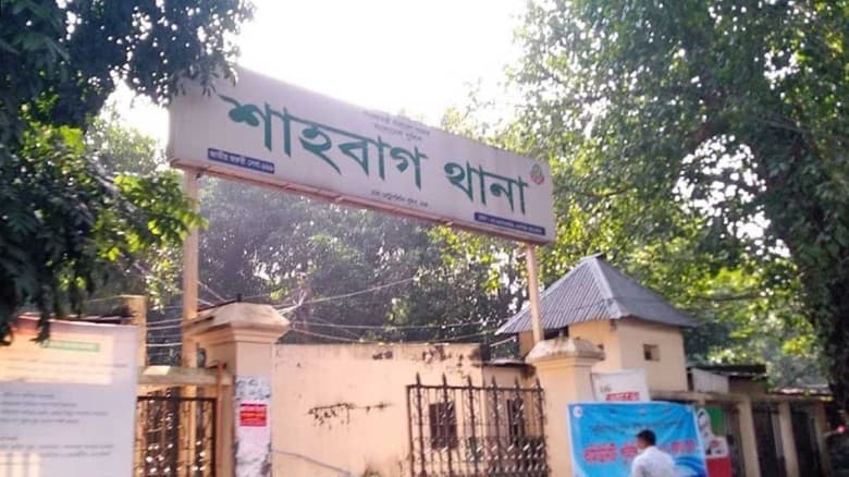 শাহবাগে দিনে-দুপুরে অস্ত্র ঠেকিয়ে লাখ টাকা ছিনতাই