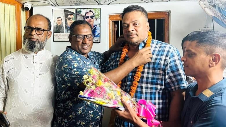বিএনপি নেতাকে মালা পরানো সেই পুলিশ কর্মকর্তাকে গোপালগঞ্জে বদলি