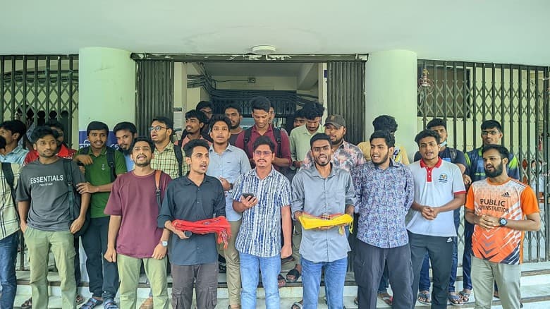 রোকেয়া বিশ্ববিদ্যালয়ের প্রশাসনকে ‘শাড়ি-চুড়ি’ দিলো শিক্ষার্থীরা