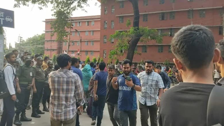 উত্তরায় বিমান বিধ্বস্ত: রক্ত দিতে বার্ন ইন্সটিটিউটে ছুটে আসছে ছাত্র-জনতা