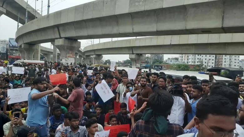 ৬ দাবিতে রাস্তায় মাইলস্টোনের শোকাহত শিক্ষার্থীরা