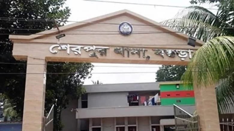 বগুড়ায় পুলিশের হাত থেকে আওয়ামীলীগ নেতা ছিনতাই, আহত ৪ পুলিশ
