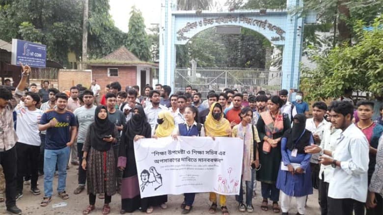 ৬ দফা দাবিতে যশোর শিক্ষাবোর্ড ঘেরাও, এইচএসসি পরীক্ষার্থীদের বিক্ষোভ