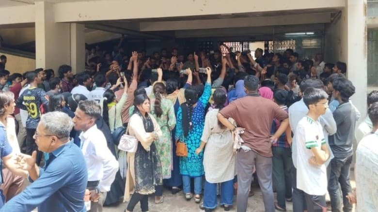 ৫ শিক্ষা বোর্ডের সামনে শিক্ষার্থীদের বিক্ষোভ, ফটকে তালা