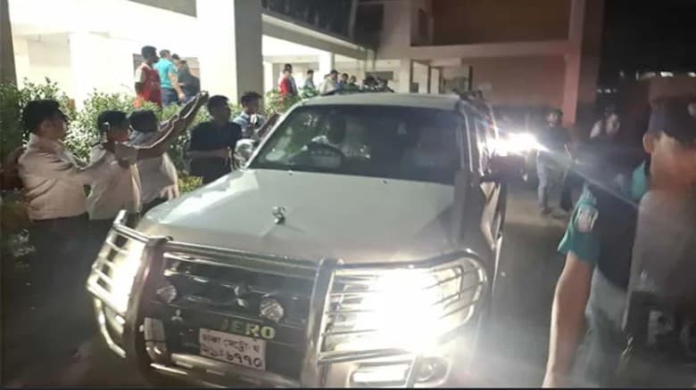 ৯ ঘণ্টা অবরুদ্ধ থাকার পর মাইলস্টোন থেকে বের হলেন দুই উপদেষ্টা-প্রেস সচিব