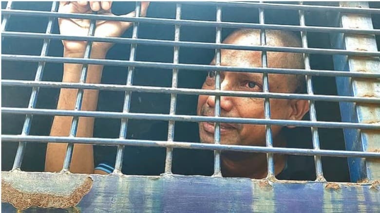 প্রিজনভ্যানের ভেতরে পলক, একজন বললেন, ‘কাইন্দেন না’
