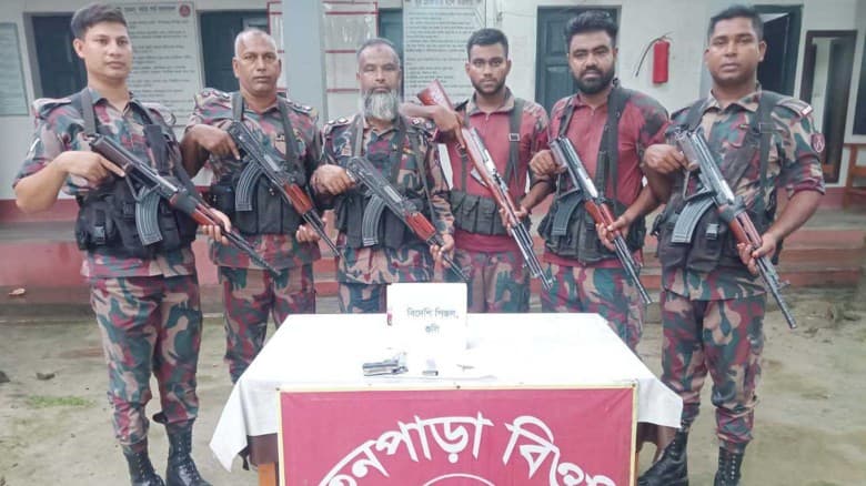 চুয়াডাঙ্গা সীমান্তে বিদেশি পিস্তল ম্যাগাজিন ও গুলি উদ্ধার