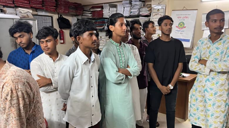চট্টগ্রামে ‘জয় বাংলা’ স্লোগানে টিকটক বানাতে গিয়ে আটক ১২ যুবক