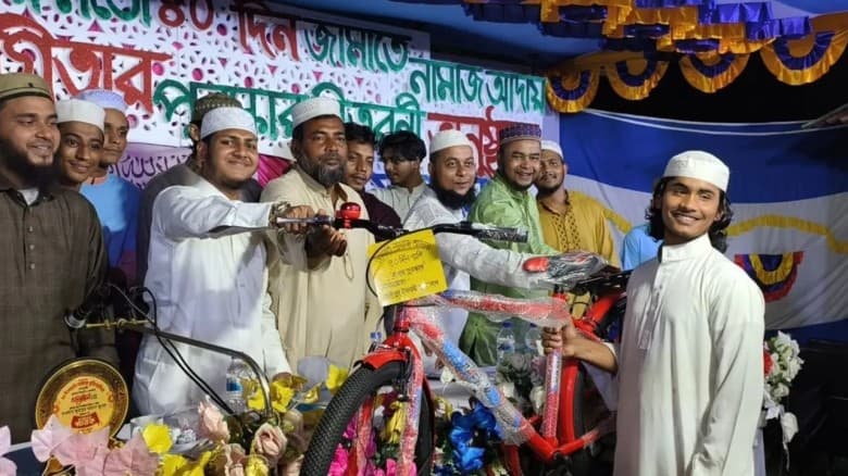 জামাতে নামাজ পড়ে পুরস্কার পেলেন ৬০ শিক্ষার্থী