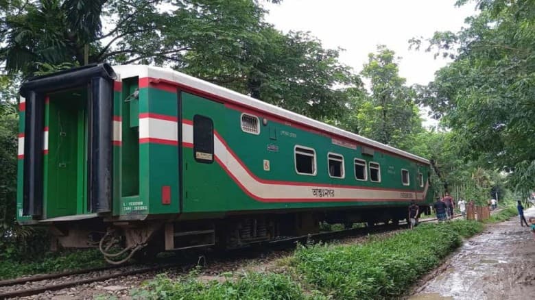 চট্টগ্রামে ‘হুক ভেঙে’ ট্রেনের বগি বিচ্ছিন্ন