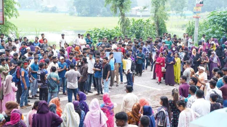 স্থায়ী ক্যাম্পাসের দাবি: মহাসড়কে প্রতীকী ক্লাস রবি শিক্ষার্থীদের