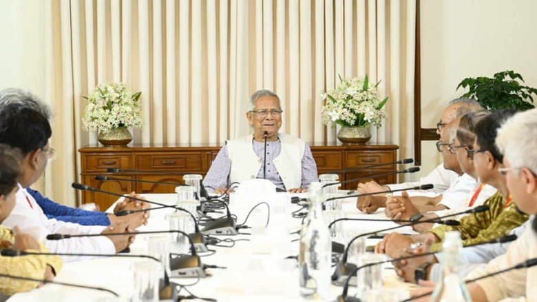 নির্বাচনের প্রস্তুতি নিয়ে প্রধান উপদেষ্টার সঙ্গে আইনশৃঙ্খলা বাহিনীর সভা