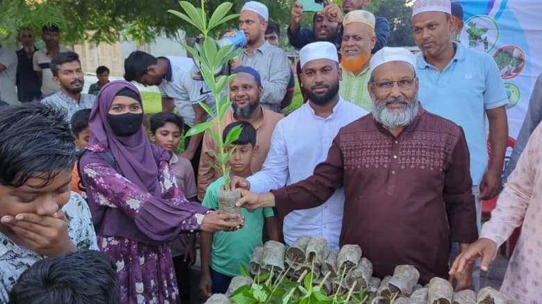 রাজশাহী মহানগরী জামায়াতের উদ্যেগে জনসাধারণের মাঝে গাছের চারা বিতরণ
